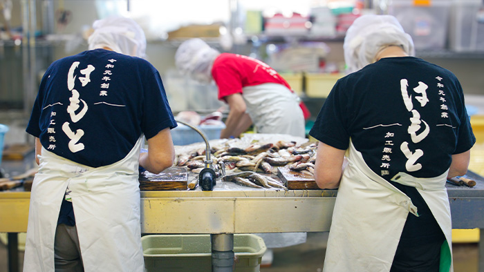 地域商社まちからの仕事（その１） 広く、遠くまで。魚の美味しさを届ける。水産加工品づくり